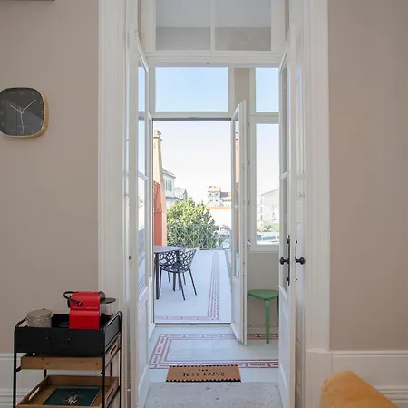 Liiiving In - Balcony Design Apartment *