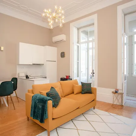 Liiiving In - Balcony Design Apartment *